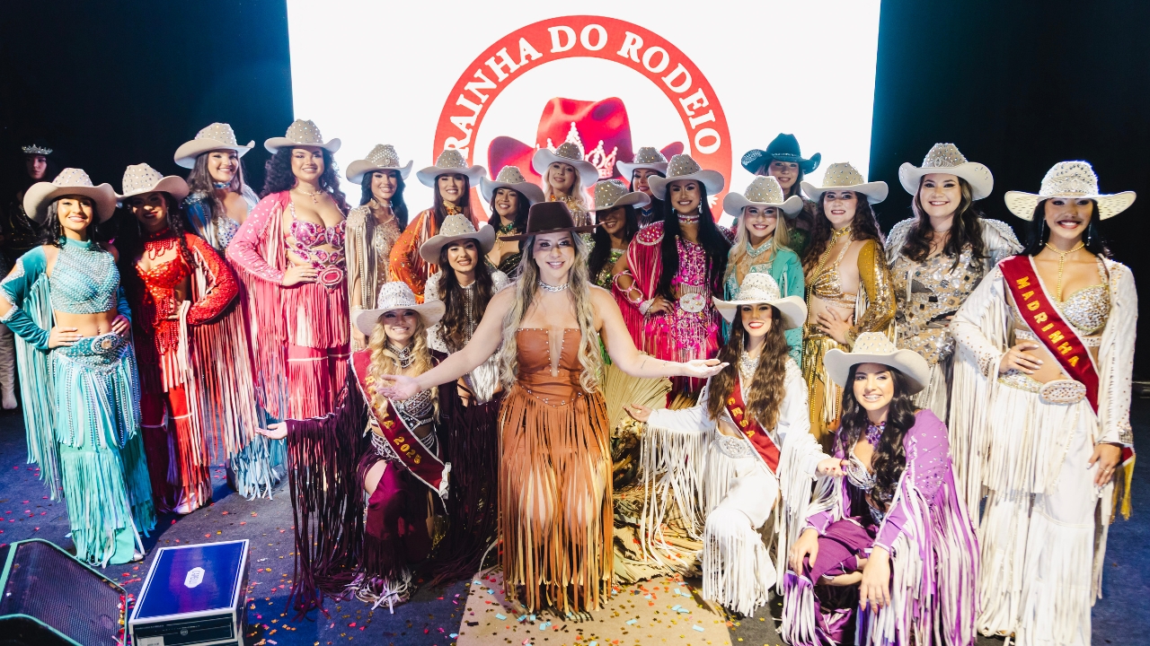 20 finalistas desfilaram pela passarela do Camaru 2025 20 finalistas desfilaram pela passarela do Camaru 2025