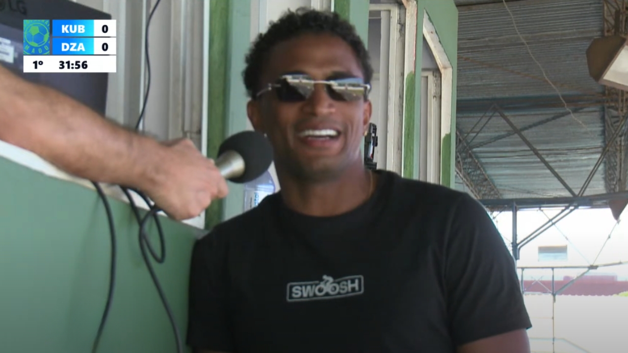 Saulo Mineiro durante conversa com a cabine de transmissão