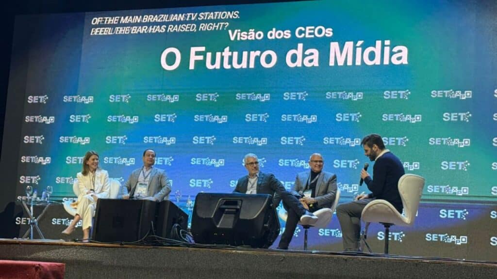 Executivos reunidos no palco da Set Expo 2025