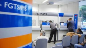 Foto de pessoas na Caixa, sentadas em banco e sendo atendida nos caixas pessoais // último lote pis/pasep