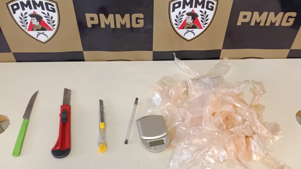 Após briga em escola, adolescentes são apreendidos com armas brancas e materiais para drogas