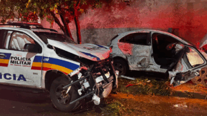 Acidente entre viatura e carro furtado