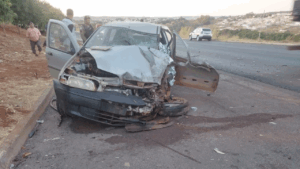 Idoso morre e filha fica ferida em batida entre carro e caminhão em Presidente Olegário