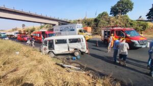 Batida entre van e carreta deixa sete feridos em anel viário de Uberlândia