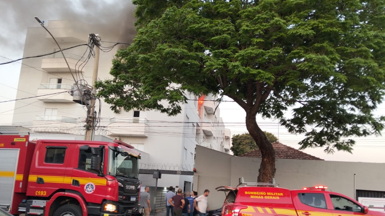 Bebês gêmeos e pais são resgatados de incêndio em apartamento em Uberaba