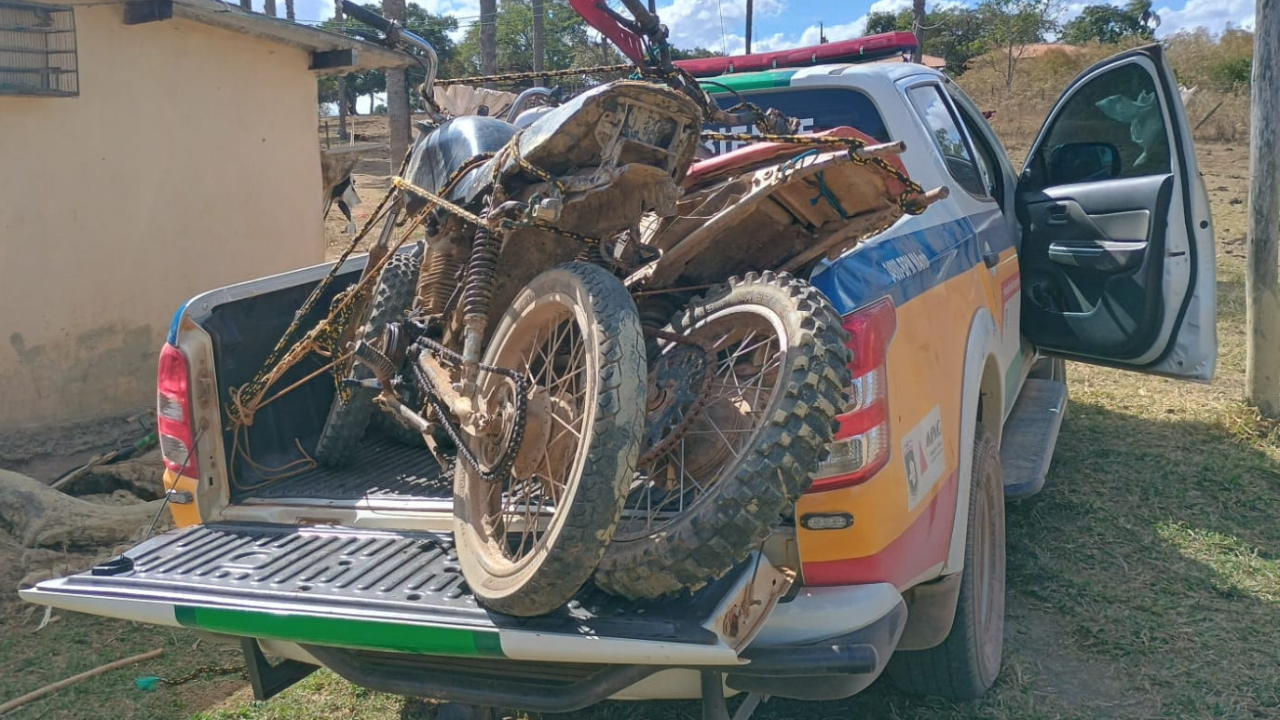 Duas motocicletas adulteradas foram apreendidas durante operação da Polícia Ambiental em Tiros-MG, como parte de flagrante envolvendo caça e pesca ilegal