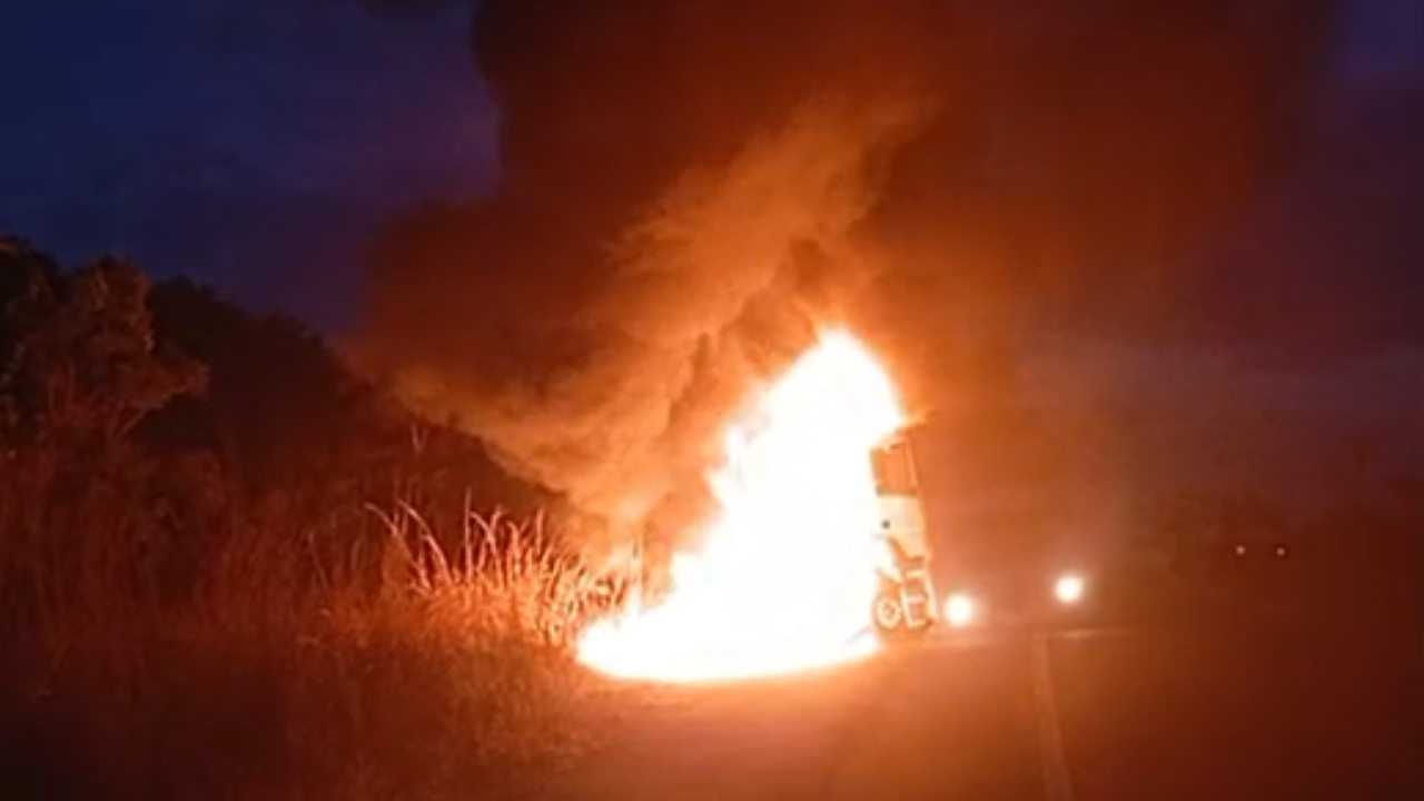 Carreta pega fogo e incêndio ameaça vegetação próxima à Faber-Castell, em Prata