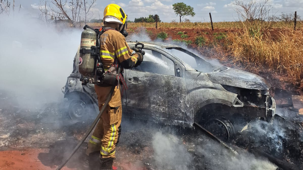 Carro pega fogo