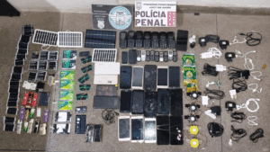 Gari é flagrado com celulares escondidos em sacos de lixo durante coleta em presídio de Uberlândia