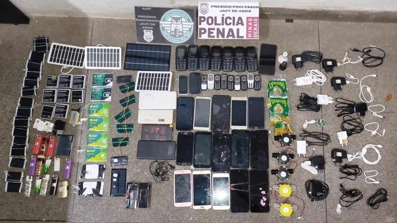 Gari é flagrado com celulares escondidos em sacos de lixo durante coleta em presídio de Uberlândia