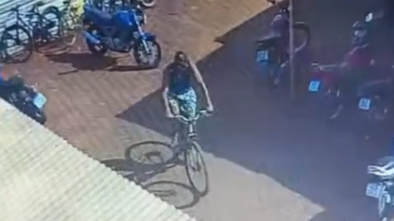 Homem furta bicicleta de pedreiros