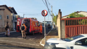 Idoso com deficiência visual é atropelado em Araxá; ele foi encaminhado pelo Corpo dos Bombeiros ao hospital com ferimentos leves. Na foto, a ambulância dos bombeiros e os militares da guarnição e da polícia atendendo a ocorrência e auxiliando o resgate