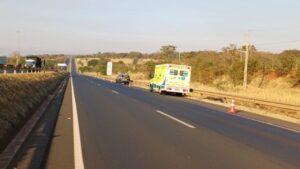 Mulher morre atropelada na BR-050, em Araguari