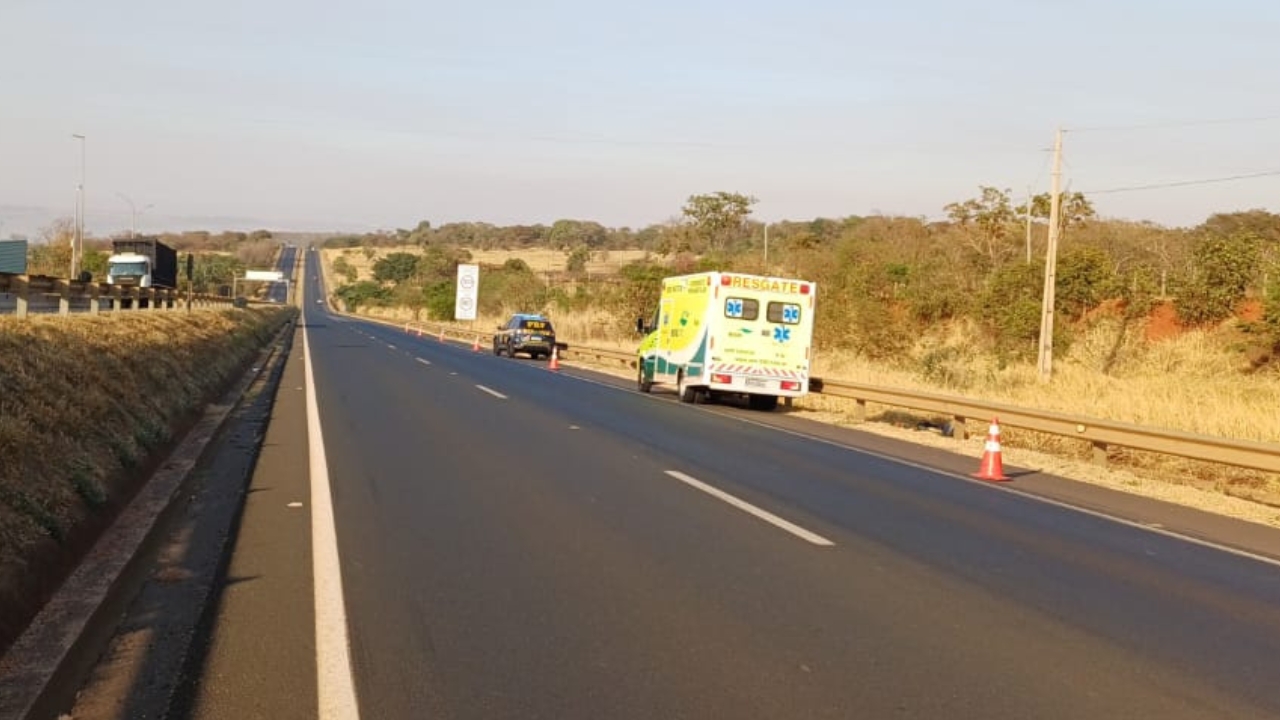 Mulher morre atropelada na BR-050, em Araguari
