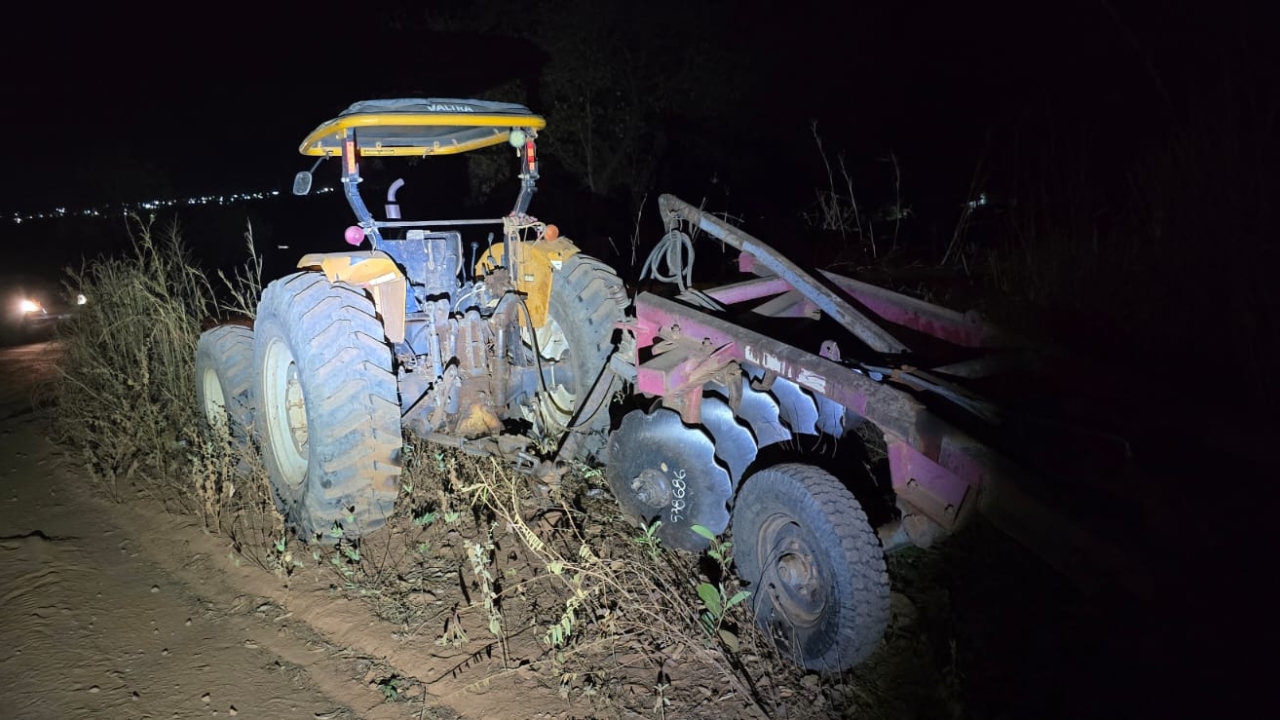 Batida com trator irregular deixa três feridos na AMG-3905, em Minas Gerais Batida com trator irregular deixa três feridos na AMG-3905, em Minas Gerais