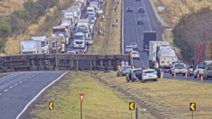 Carreta bitrem tomba na BR-050, bloqueia os dois sentidos da rodovia e provoca congestionamento de 5 km