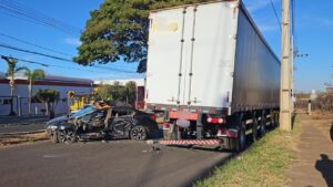 acidente entre carro e carreta em Uberlândia
