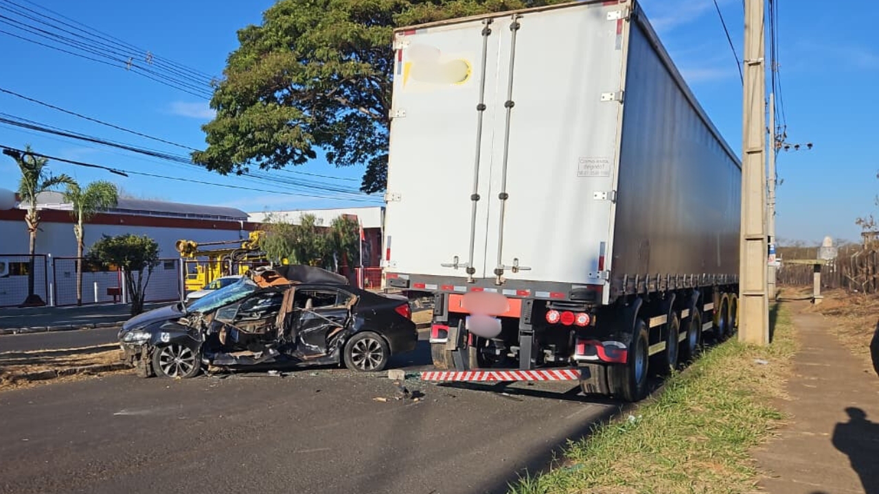 acidente entre carro e carreta em Uberlândia acidente entre carro e carreta em Uberlândia