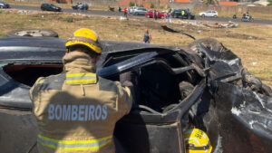 Batida envolvendo três carros mobilizou bombeiros, policiais e equipes de resgate