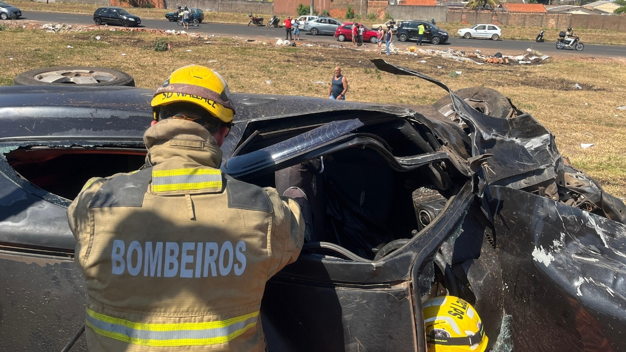 Batida envolvendo três carros mobilizou bombeiros, policiais e equipes de resgate Batida envolvendo três carros mobilizou bombeiros, policiais e equipes de resgate