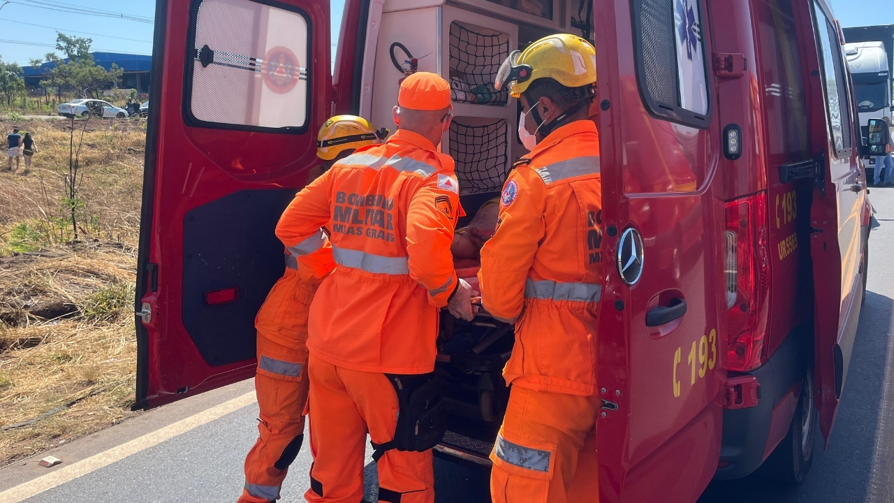 Corpo de Bombeiros no momento do resgate das vítimas da batida envolvendo três carros Corpo de Bombeiros no momento do resgate das vítimas da batida envolvendo três carros