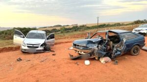 Criança de 11 anos dirige carro e causa acidente com sete feridos em Passos