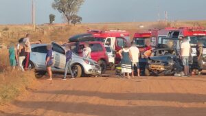 Criança de 11 anos dirige carro e causa acidente com sete feridos em Passos