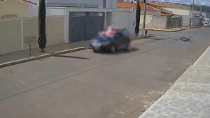 Momento do acidente entre carro e moto em Patos de Minas