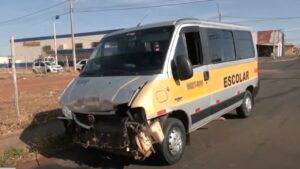batida entre van escolar e carro mobiliza bombeiros em Uberlândia