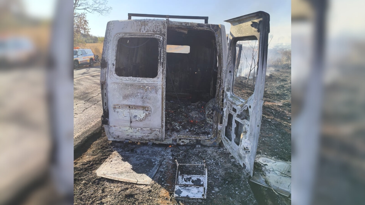 Ambulância pega fogo em rodovia