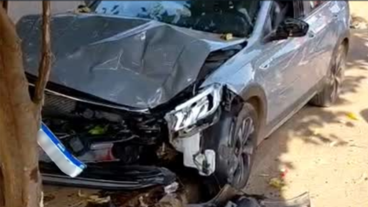 Homem é atingido por carro na calçada