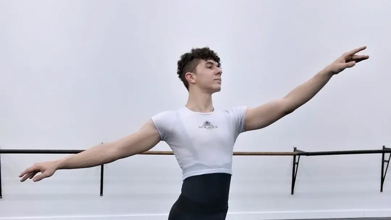 Bailarino uberabense ensaiando para um espetáculo