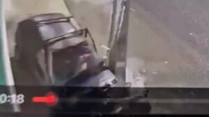 Vídeo mostra homem perder o controleVídeo mostra homem bater carro em poste em Uberlândia
