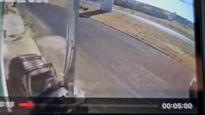 Vídeo mostra homem bater carro em poste em Uberlândia