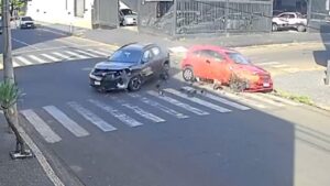Momento em que carro fura sinal de pare e causa batida em Uberlândia