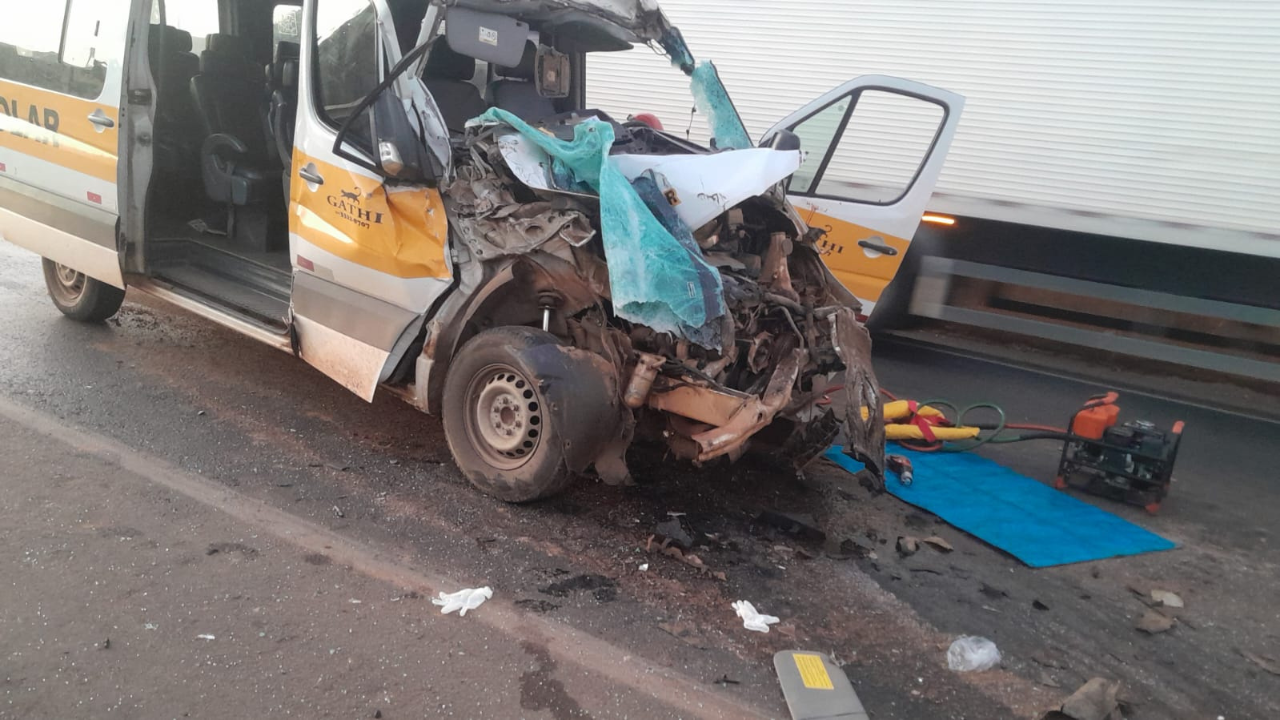 Batida entre van escolar e caminhão resulta em ferido em Uberaba