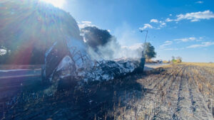 Carreta com batatas destruída após pegar fogo na rodovia