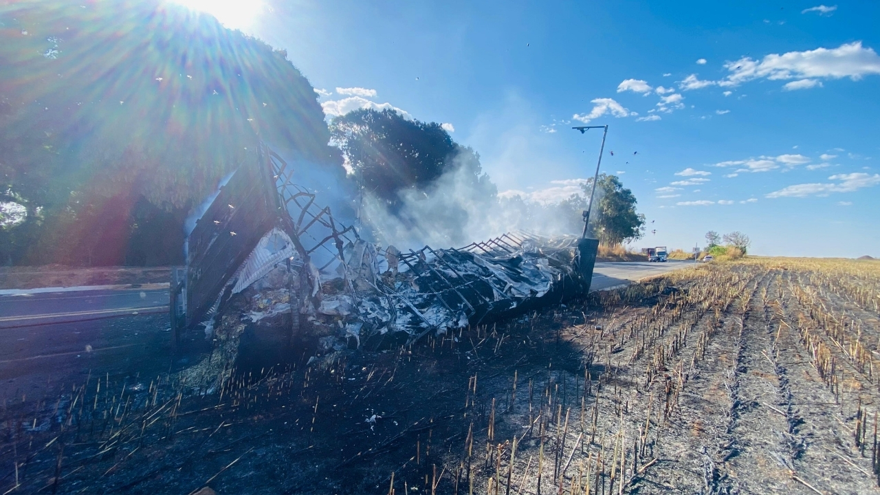 Carreta com batatas destruída após pegar fogo na rodovia Carreta com batatas destruída após pegar fogo na rodovia