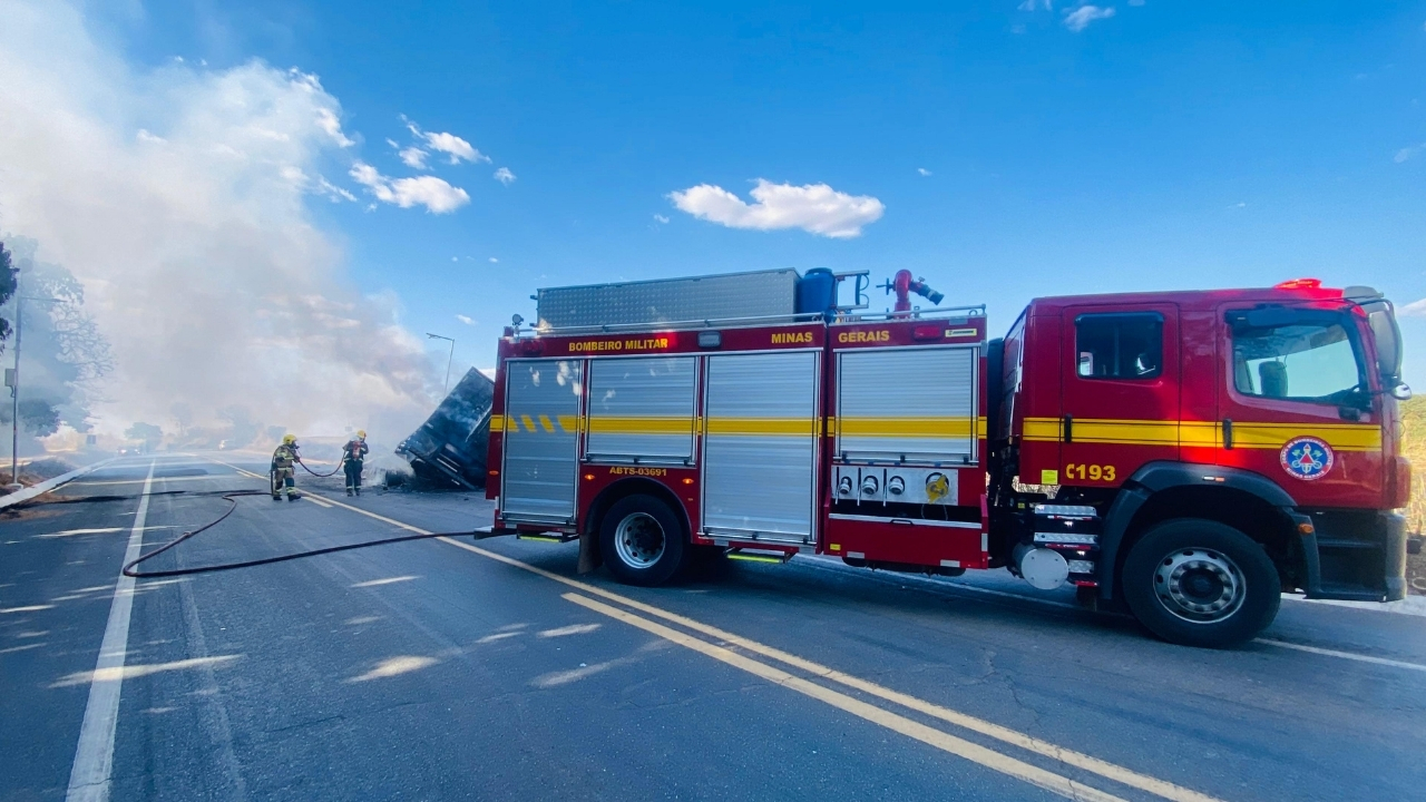 Corpo de Bombeiros gastou cerca de 9 mil litros de água do caminhão da guarnição, para apagar o fogo Corpo de Bombeiros gastou cerca de 9 mil litros de água do caminhão da guarnição, para apagar o fogo