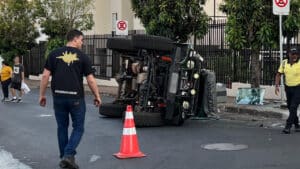 Carro avança sinal e bate em ônibus