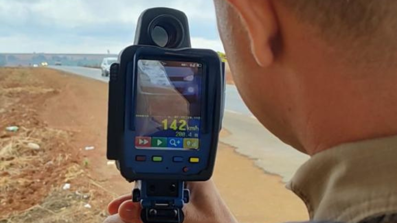 PMRv flagra motoristas a mais de 140 km/h em rodovia de 80 km/h; mais de 15 autuações foram registradas em um único dia