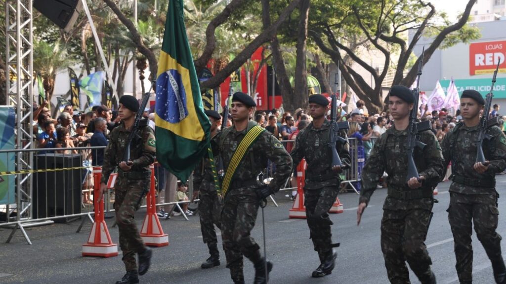 Desfile cívico-militar em Uberlândia com participação do Exército