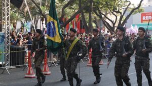 Desfile cívico-militar em Uberlândia com participação do Exército