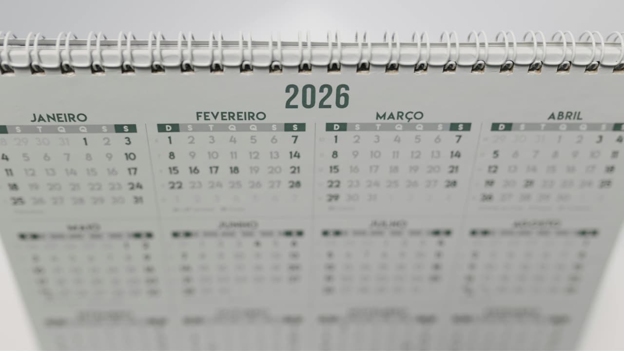 Calendário com feriados de 2026