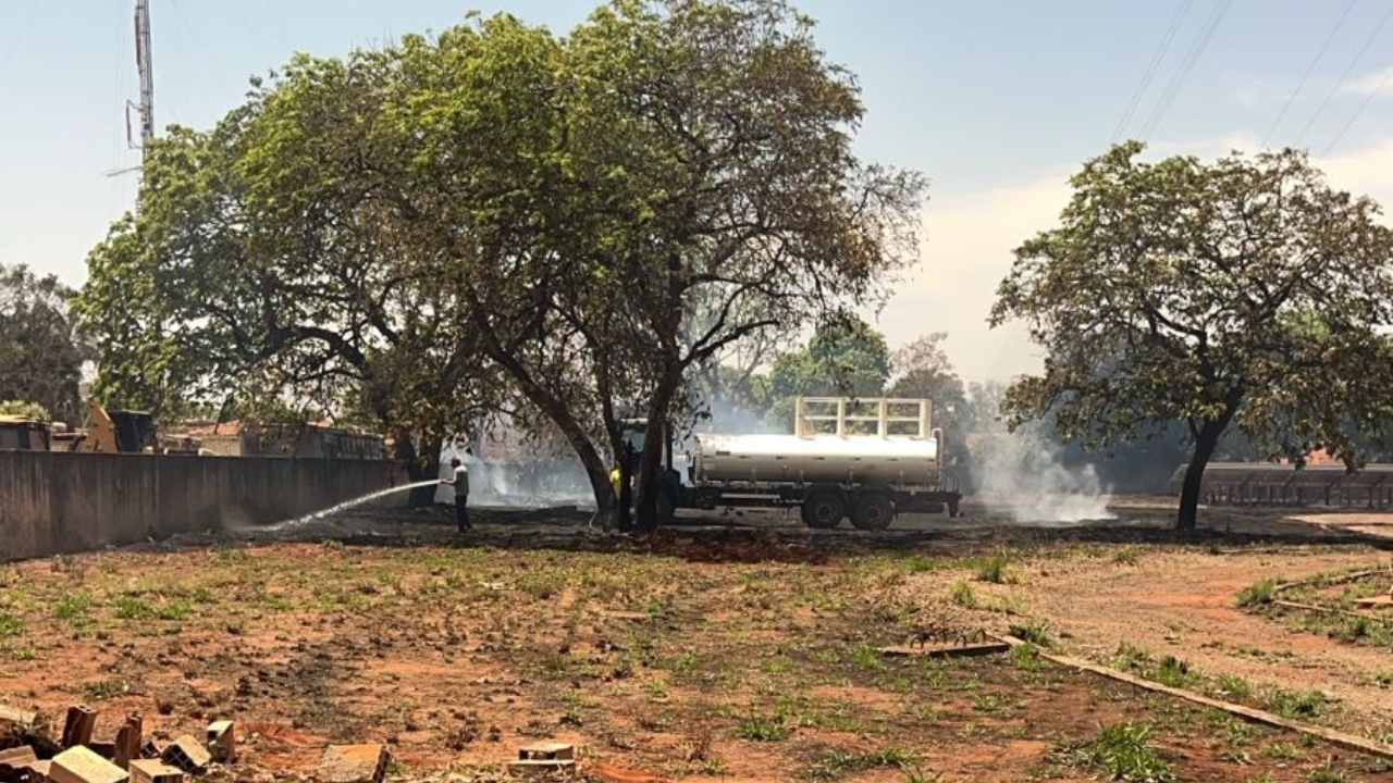 Incêndio atinge escritório e torre de telefonia em Santa Vitória; muro precisou ser derrubado para conter chamas Incêndio atinge escritório e torre de telefonia em Santa Vitória; muro precisou ser derrubado para conter chamas