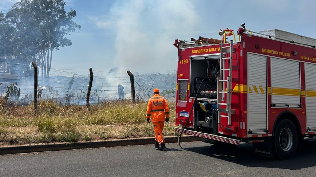Incêndio atinge estande de tiro Incêndio atinge estande de tiro