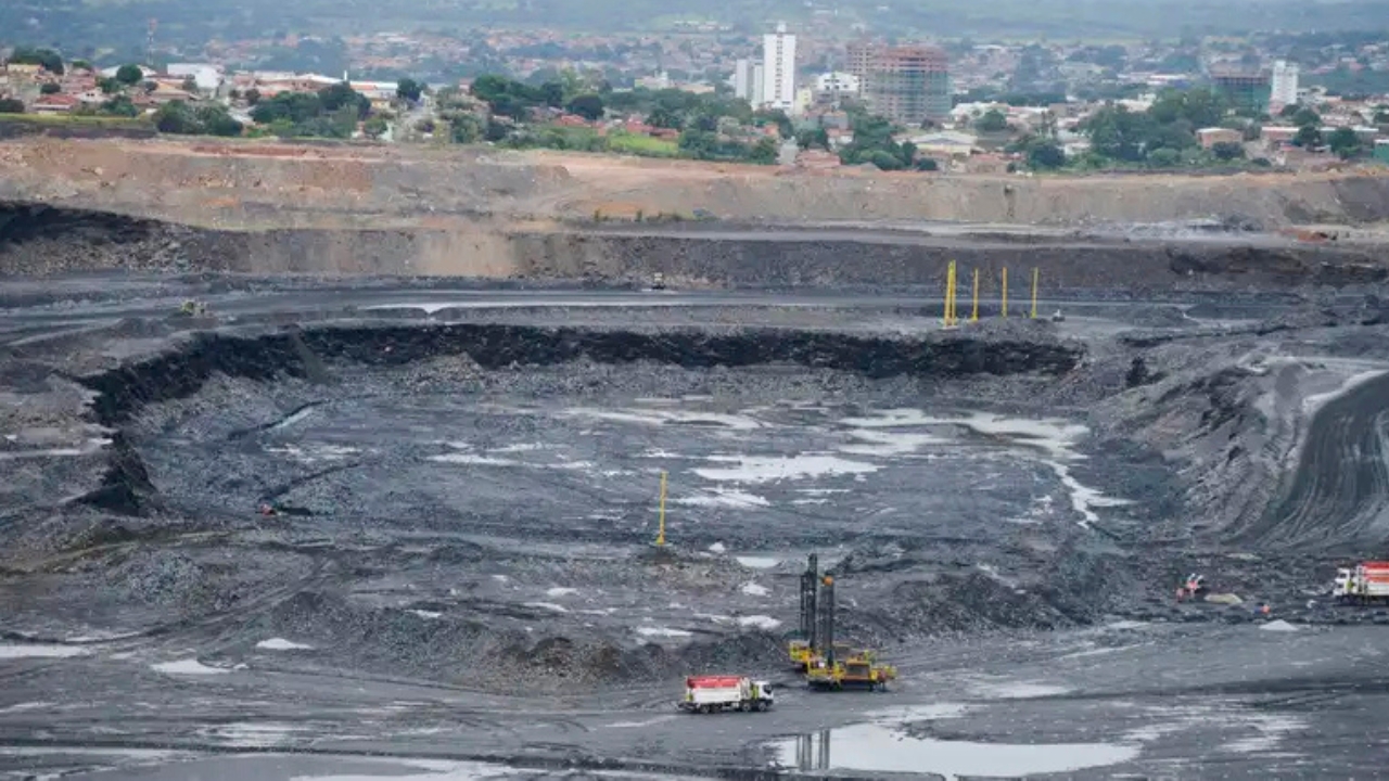 Mineração em Paracatu, no chamado Morro do Ouro, liderada pela empresa canadense Kinross Gold Corporation Mineração em Paracatu, no chamado Morro do Ouro, liderada pela empresa canadense Kinross Gold Corporation