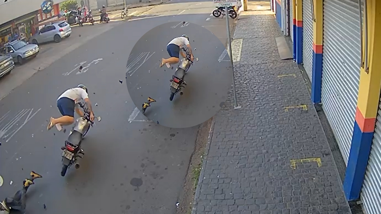 Motoqueiro entra na contramão e causa acidente em Uberlândia - Crédito: Imagens de segurança/Reprodução Motoqueiro entra na contramão e causa acidente em Uberlândia - Crédito: Imagens de segurança/Reprodução