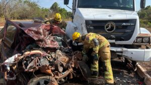Batida entre carro e caminhão mata motorista na BR-364