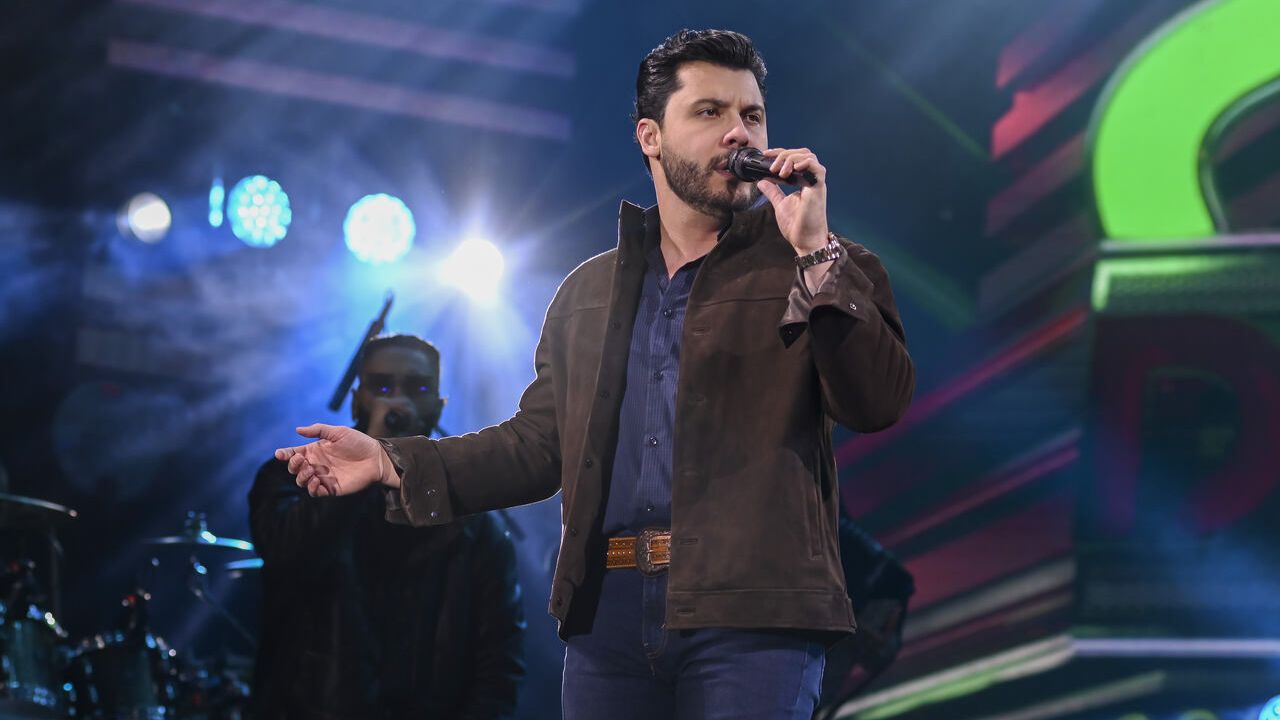 Murilo Huff cantando